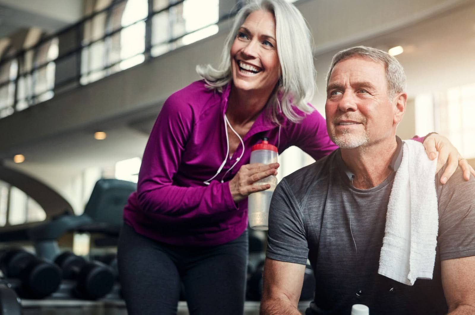 A man and a woman resting between their workouts.